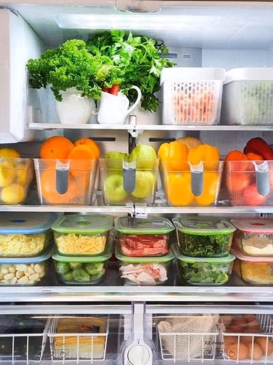 Có những chiếc tủ lạnh được chủ nhân của nó nhồi nhét đầy ắp đồ ăn, quy mô hoành tráng, chuẩn bị sẵn sàng chống đói qua những ngày dịch bệnh. Ảnh: Tùng Thanh Hoàng