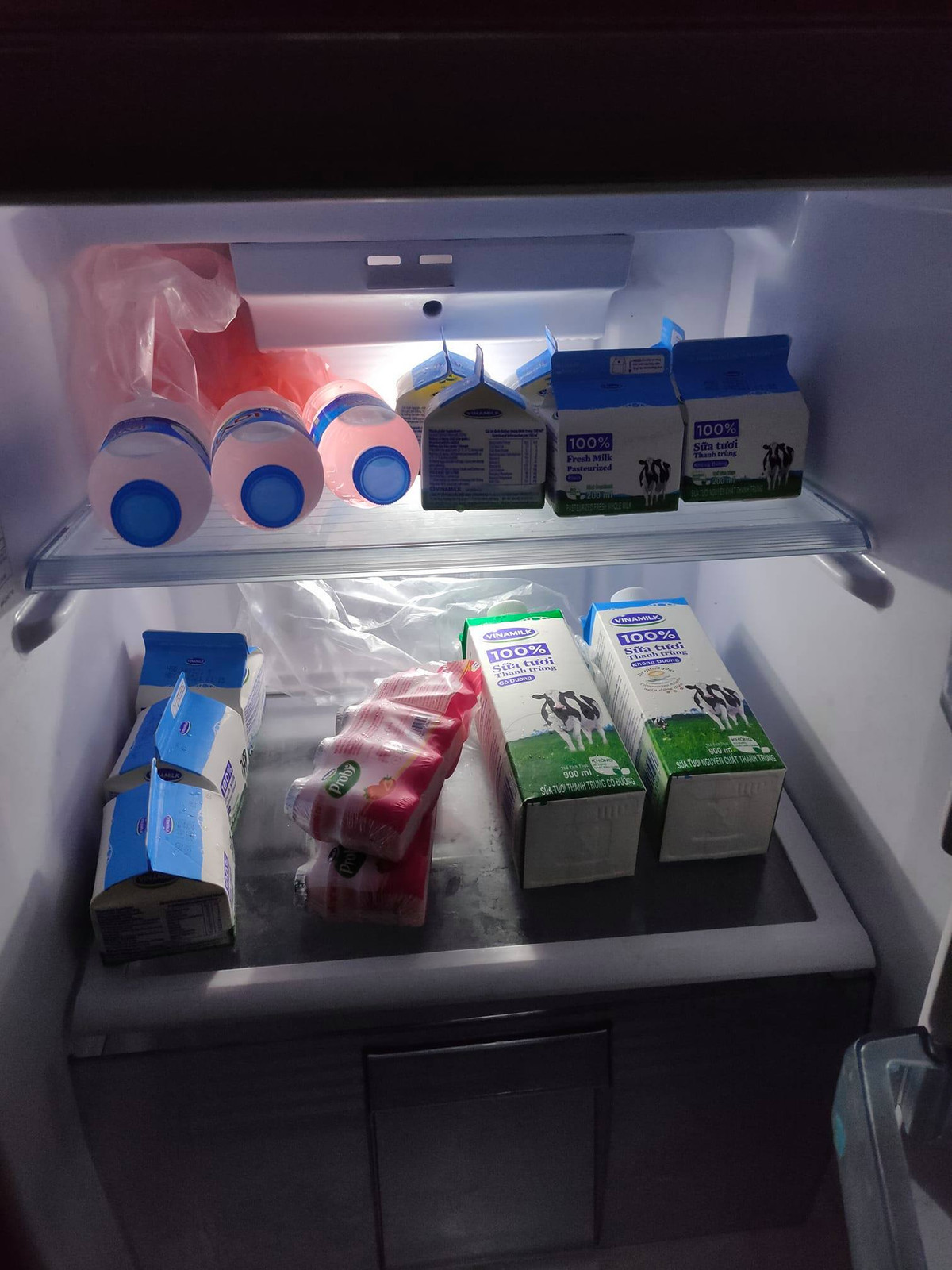 Bên cạnh những chiếc tủ lạnh tích trữ đồ ăn đầy ắp, lại xuất hiện chiếc tủ chỉ dành cho người lúc nào cũng phải có tí sữa để dành cho lúc đói bất chợt. Ảnh: Trần Ngọc Hải