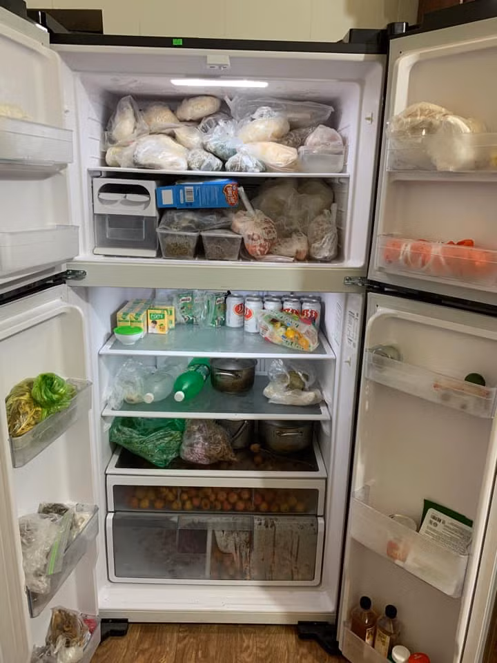 Mang theo tâm trạng lúc nào cũng sợ đói, khổ chủ của chiếc tủ lạnh này đã cố tích trữ càng nhiều đồ ăn càng tốt. Ảnh: Đồng Tuyên