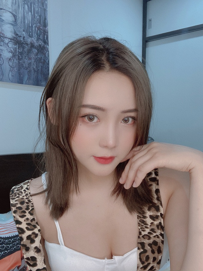 Tuyền cũng gây ấn tượng với người đối diện nhờ làn da mịn màng. Ảnh: FBNV