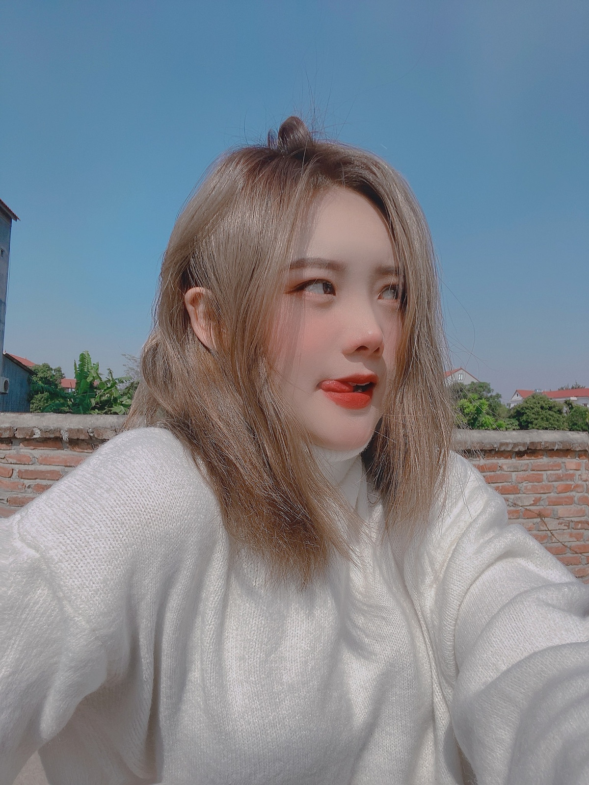 Dù chụp ở góc hình nào, nữ sinh cũng hút mắt người xem bởi sự trong trẻo, tinh khôi.