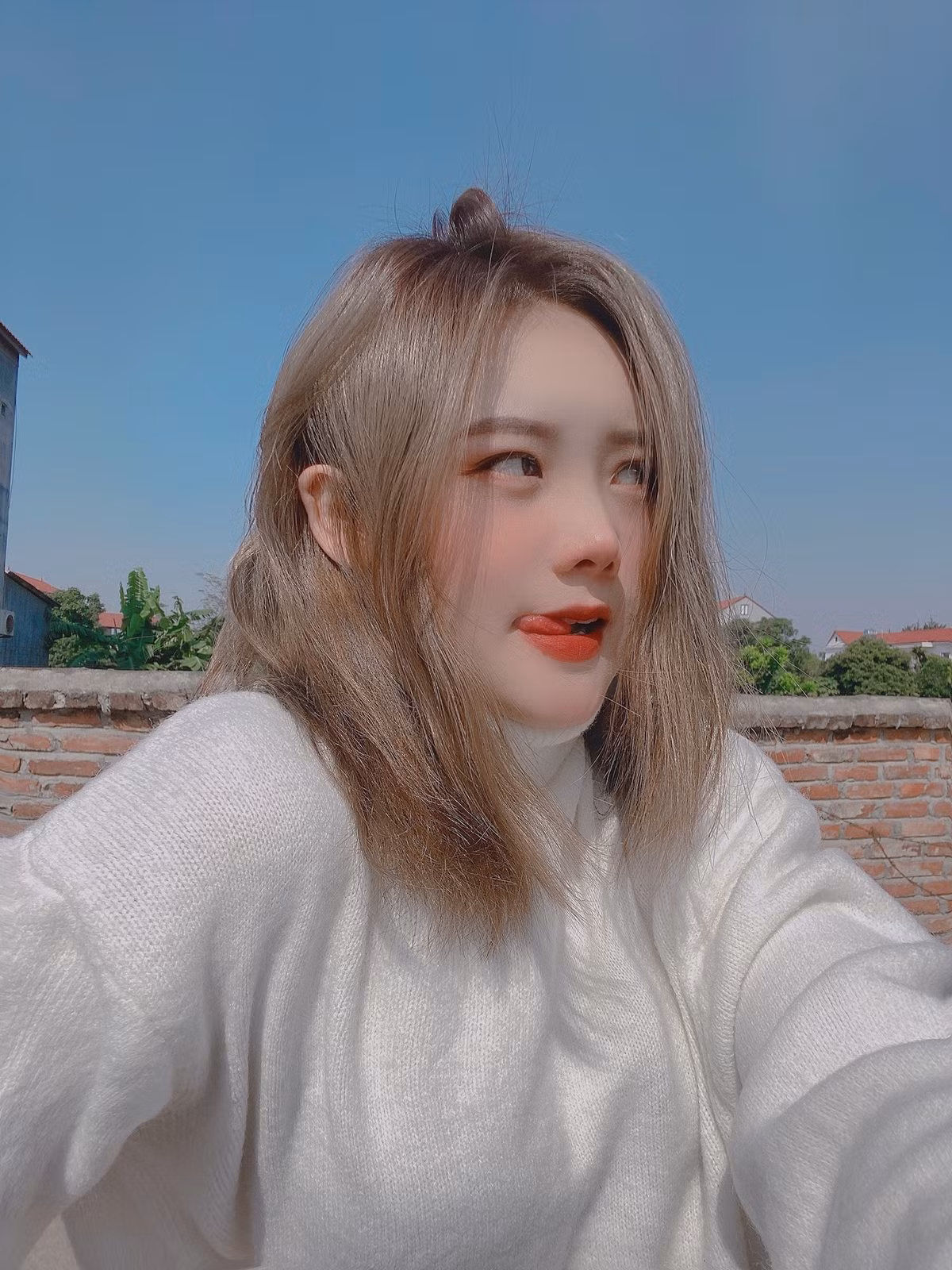 Dù chụp ở góc hình nào, nữ sinh cũng hút mắt người xem bởi sự trong trẻo, tinh khôi.