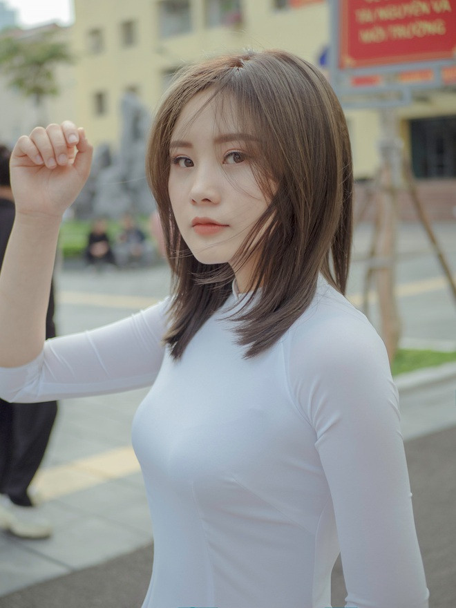 Sự dịu dàng, nét trong trẻo của thiếu nữ Bắc Giang càng được tôn lên khi cô diện trang phục áo dài truyền thống.