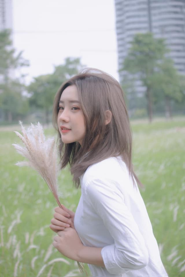 Cô gái mỗi lần hóa thân thành "nàng thơ" đậm nét ngây thơ là khiến bao chàng "nguyện trao tim".