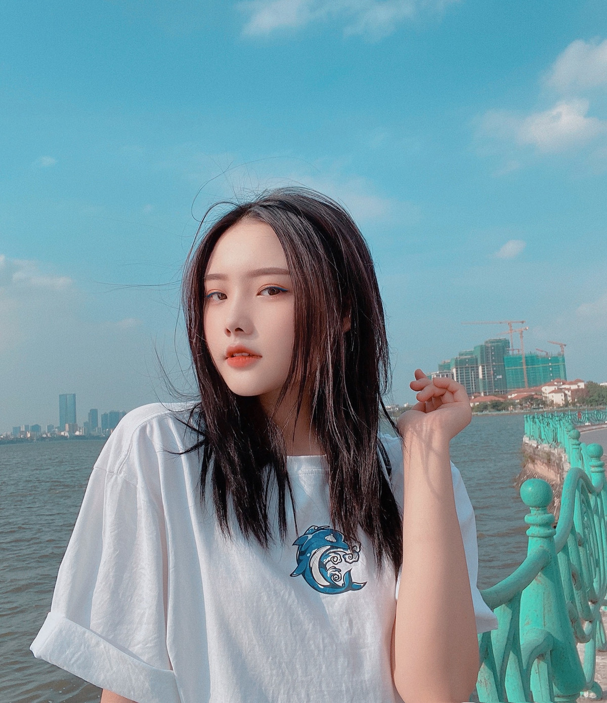 Hot girl 9x này sở hữu làn da trắng cùng khuôn mặt xinh đẹp, đằm thắm, dù không nở nụ cười nhưng cô nàng vẫn nhận về cơn mưa lời khen.