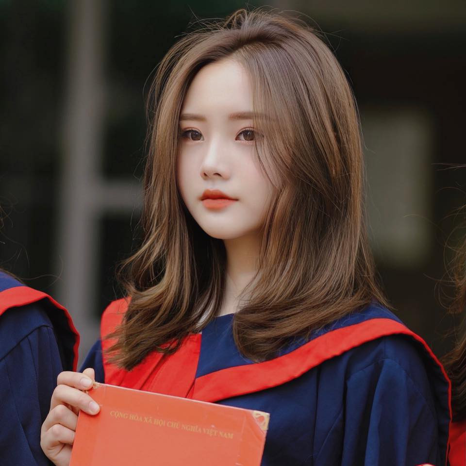 Nguyễn Thị Thanh Tuyền (sinh năm 1999, Bắc Giang) là nữ sinh đang gây chú ý trên MXH nhờ vào khoảnh khắc ảnh kỷ yếu xinh lung linh.