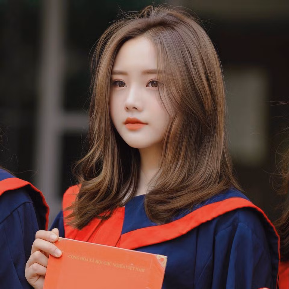 Nguyễn Thị Thanh Tuyền (sinh năm 1999, Bắc Giang) là nữ sinh đang gây chú ý trên MXH nhờ vào khoảnh khắc ảnh kỷ yếu xinh lung linh.