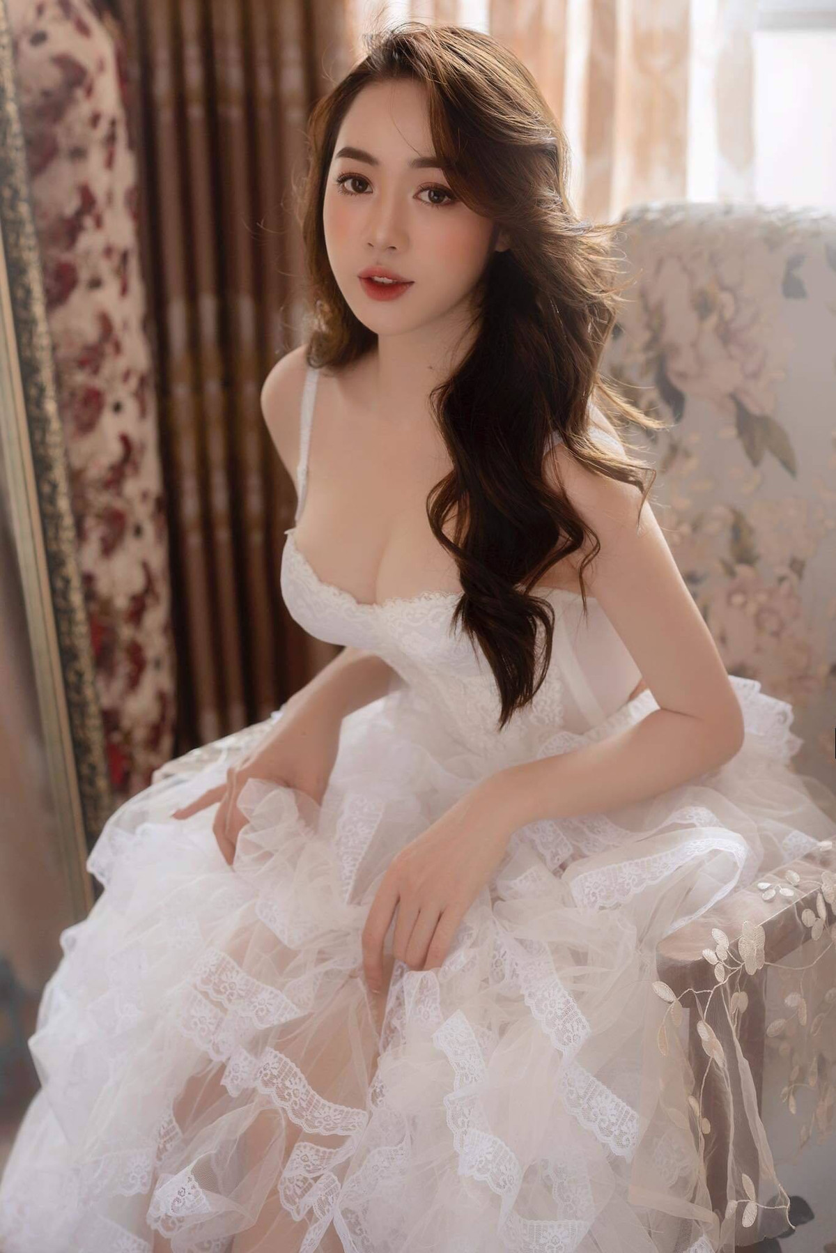 Giữa thời điểm đó, nhiều cư dân mạng đã tìm ra được trang Facebook cá nhân của hot girl lộ clip "nóng", song cũng có không ít người nhận nhầm nữ chính là Hằng Habi.