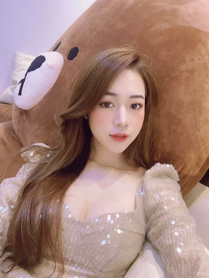 Phạm Thu Hằng rất biết cách ăn mặc, tạo dáng làm tôn nên những nét đẹp của mình.