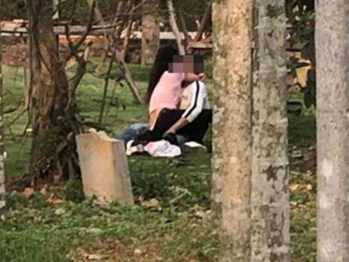 Dù là người trưởng thành hay là học sinh sinh viên thì việc ôm hôn nhau, thể hiện tình cảm thái quá nơi công cộng là điều không nên. Ảnh: Facebook