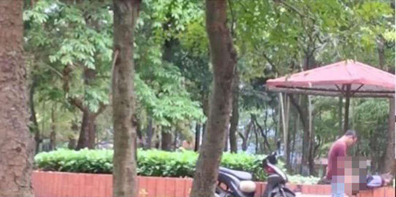 Hành động nhạy cảm ngay giữa ban ngày ở nơi công cộng của đôi bạn trẻ sau đó vô tình bị một người dân bắt gặp, quay lại clip và chia sẻ lên mạng xã hội. Ảnh: Facebook
