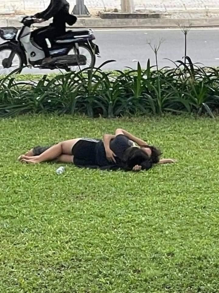 Hành động nhạy cảm này khiến cư dân mạng hết sức ngao ngán. Dẫu biết rằng việc thể hiện tình cảm của các cặp đôi là không có gì xấu. Nhưng những khoảnh khắc riêng tư bị phơi bày nơi công cộng lại khiến những người chứng kiến "nóng mắt'". Ảnh: Facebook