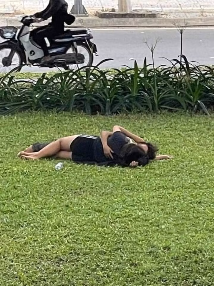 Hành động nhạy cảm này khiến cư dân mạng hết sức ngao ngán. Dẫu biết rằng việc thể hiện tình cảm của các cặp đôi là không có gì xấu. Nhưng những khoảnh khắc riêng tư bị phơi bày nơi công cộng lại khiến những người chứng kiến "nóng mắt'". Ảnh: Facebook