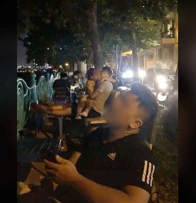 Quán cà phê, nơi công cộng là nơi có nhiều người tụ tập với đủ tầng lớp, lứa tuổi nên những hành động phản cảm rất đáng lên án. Ảnh: Facebook