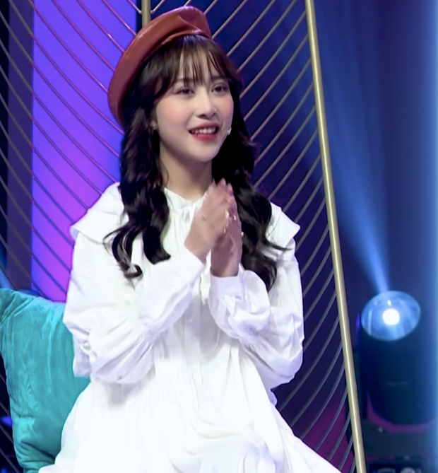 Ngoài tiêu chí chọn bạn trai không vật chất, hot girl này còn khiến netizen mê mẩn với nhan sắc xinh đẹp. Tuy nhiên sau khi lên sóng, cư dân mạng bất ngờ phát hiện ra cô nàng nói dối là chưa hẹn hò với ai.