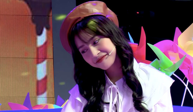 Sau Đoan Minh, mới đây cô gái Huyền Diệu - Á khôi Hà Nội 2020 cũng là nhân vật gây chú ý trên MXH khi tham gia show hẹn hò Tỏ Tình Hoàn Mỹ. Cô nàng ghi điểm với câu nói không quan tâm thu nhập hay công việc, chỉ cần yêu cô nàng.