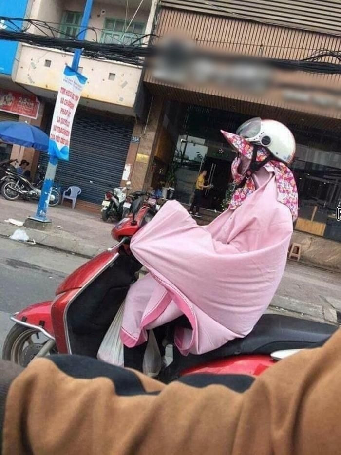 Thời gian qua trên MXH đã xuất hiện nhiều hình ảnh chống nóng "bá đạo". Dưới tiết trời mấy ngày qua, để có thể di chuyển trên đường là việc hết sức nhọc nhằn. Ảnh: Facebook