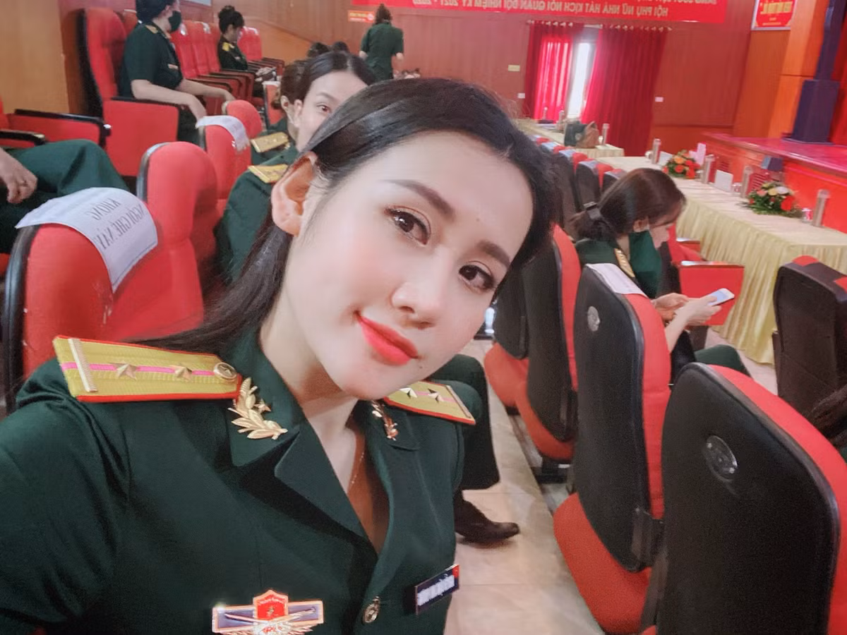 Nguyễn Đặng Anh Phương là " hot girl quân nhân" từng nổi đình đám trên MXH nhờ những khoảnh khắc mặc trang phục quan đội vô cùng xinh đẹp.