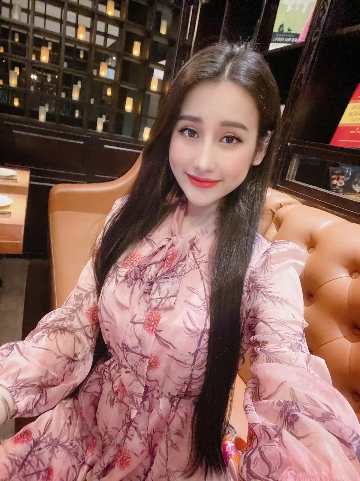 Tham gia Nóng cùng Euro năm nay, Anh Phương gây chú ý khi sở hữu nhan sắc nổi bật cùng dàn hot girl mới nổi hiện nay. Được biết, cô nàng đại diện cho đội tuyển Anh.
