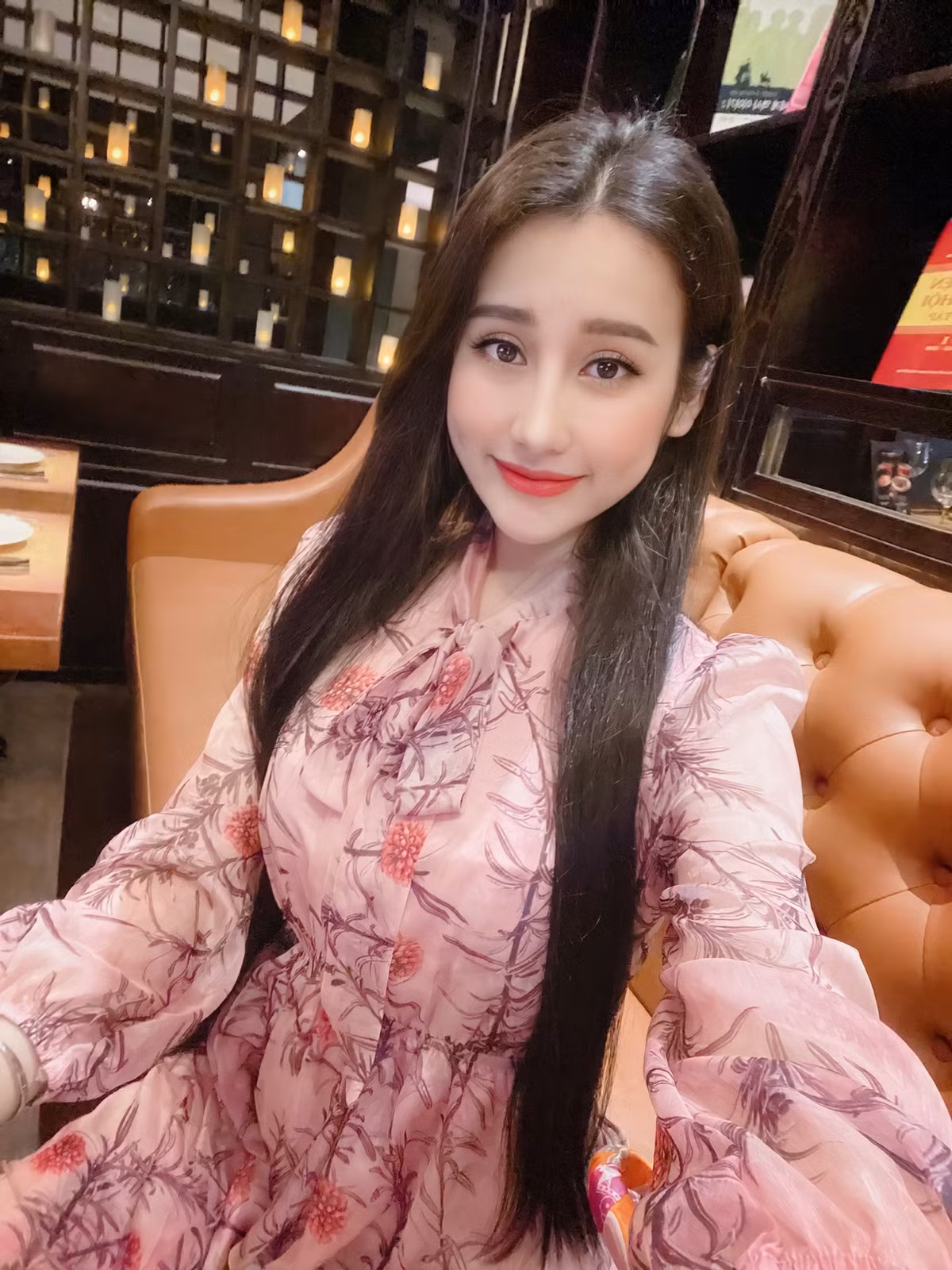 Tham gia Nóng cùng Euro năm nay, Anh Phương gây chú ý khi sở hữu nhan sắc nổi bật cùng dàn hot girl mới nổi hiện nay. Được biết, cô nàng đại diện cho đội tuyển Anh.