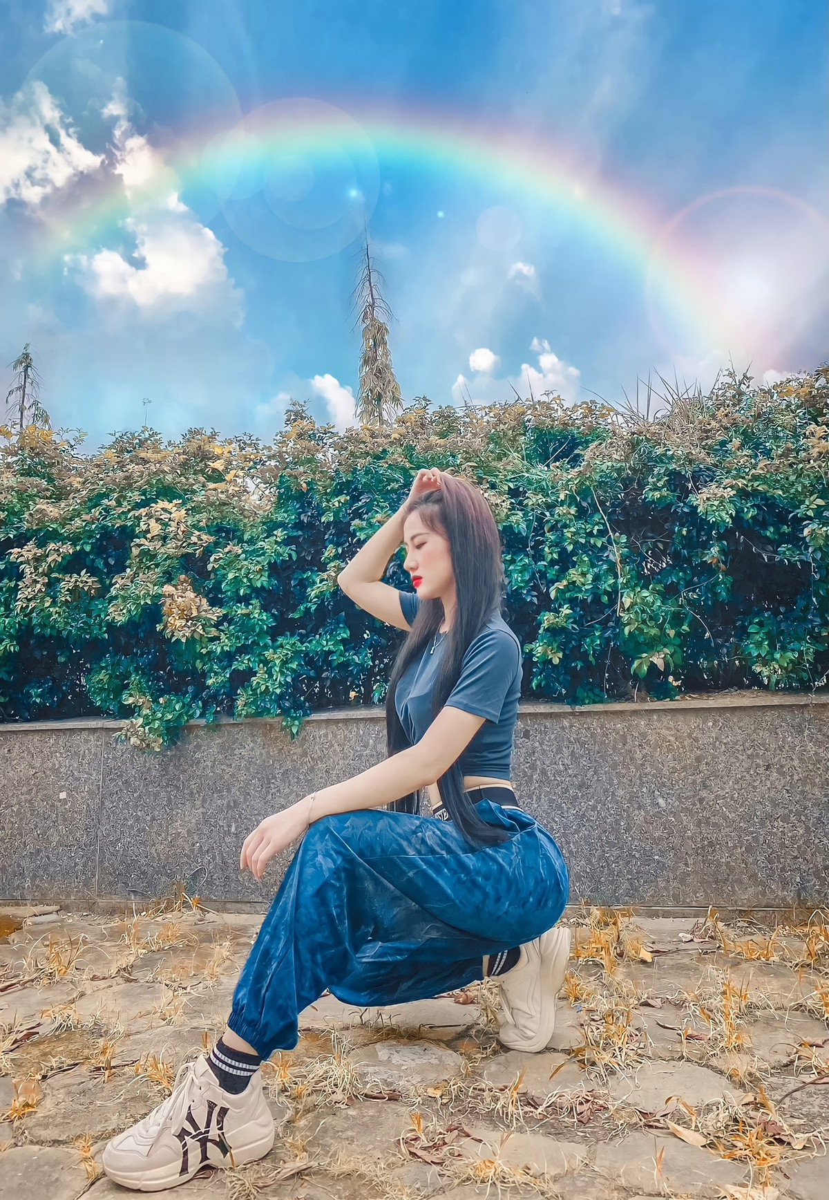 Sở hữu khuôn mặt xinh đẹp, chiếc cằm V- line hàng loạt nam nhân phải đổ gục trước nhan sắc yêu kiều của Anh Phương.