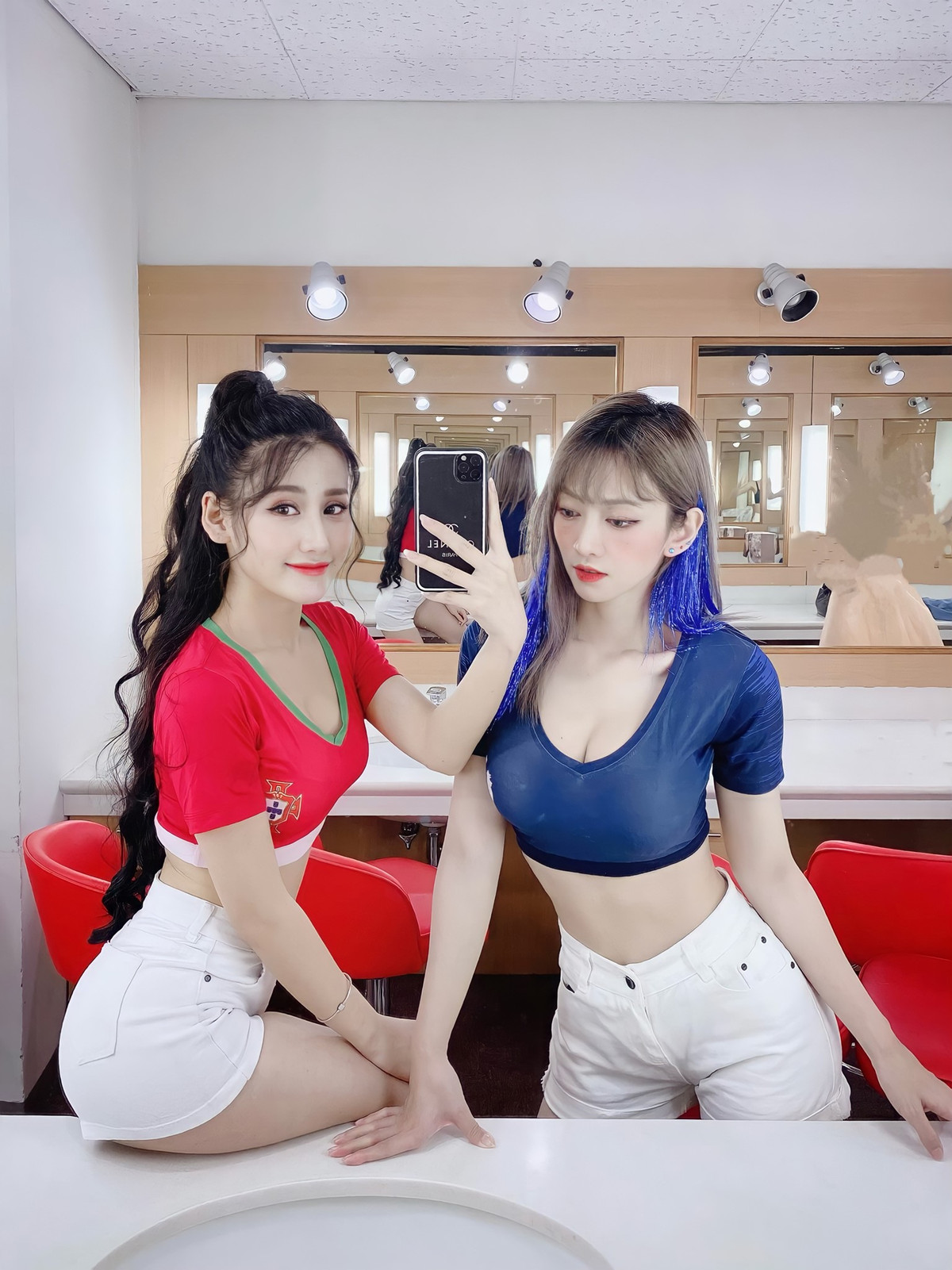 Không chỉ sở hữu gương mặt đẹp với các đường nét thanh tú, hot girl Anh Phương còn "đốn tim" netizen bởi thân hình vòng nào ra vòng đấy vô cùng hấp dẫn.