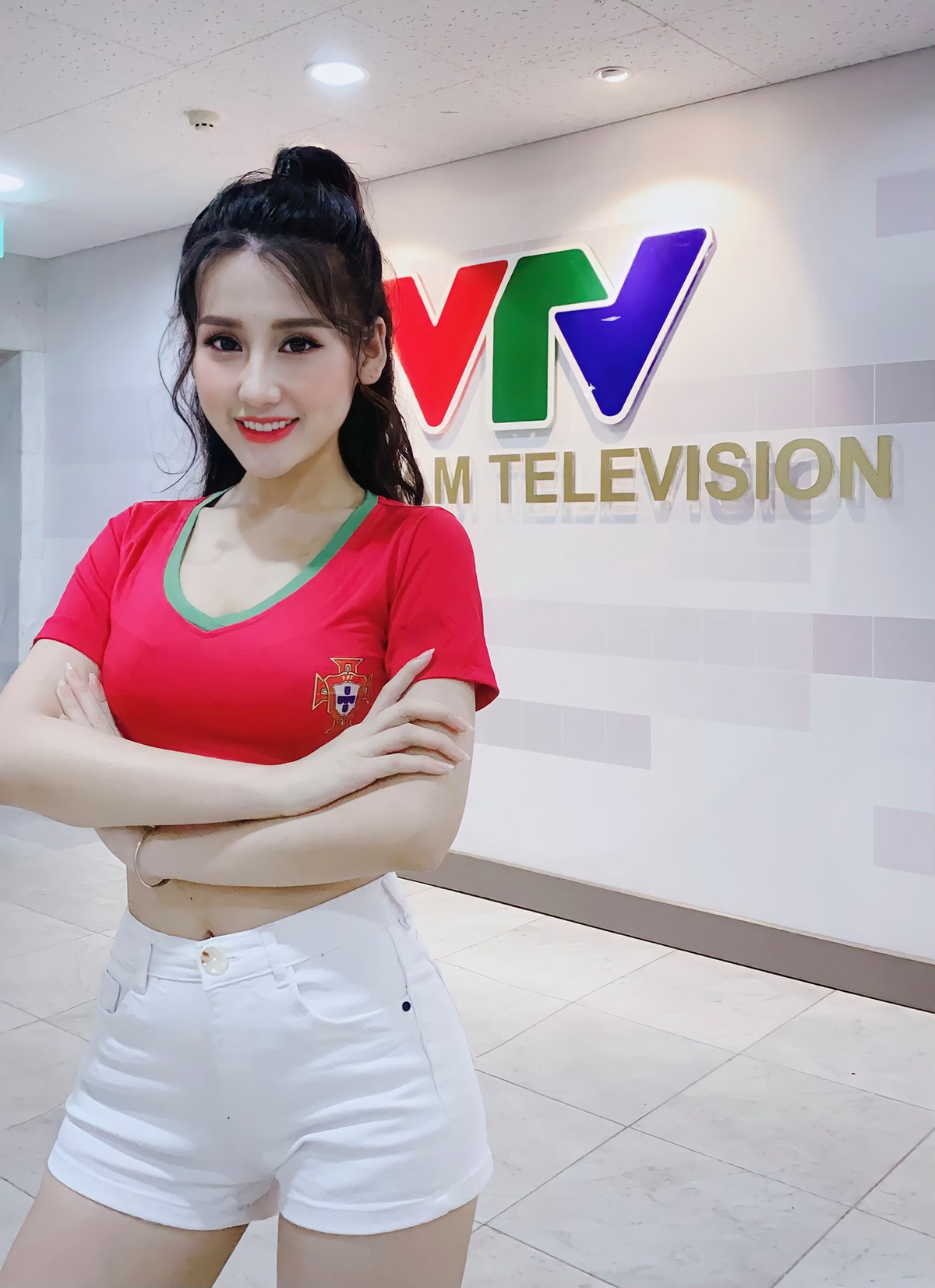 Những thước hình trong trang phục cổ vũ bóng đá trên trang cá nhân của cô gái này khiến nhiều người mê mẩn, đường cong vòng nào ra vòng mấy đã đủ khiến netizen trầm trồ.