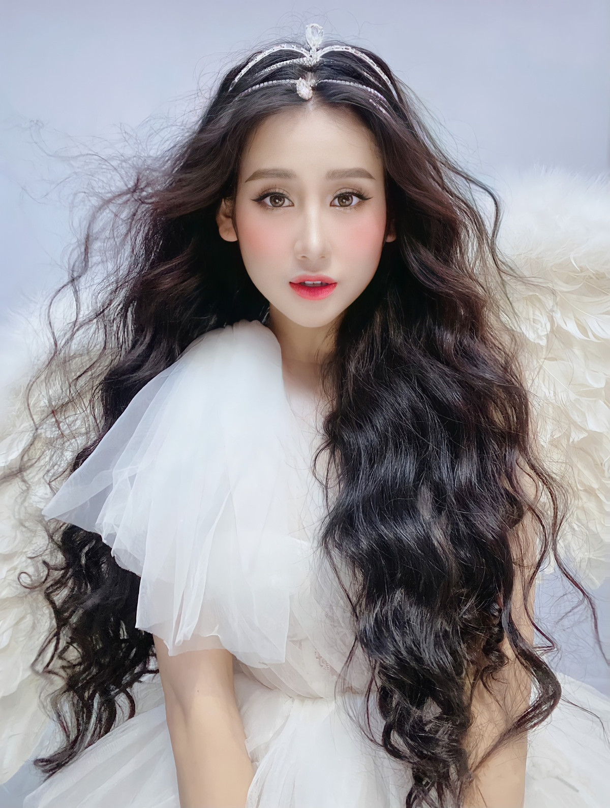 Hot girl sinh năm 1995 có sở thích xem phim, đọc tiểu thuyết và chụp ảnh. Được gia đình định hướng cho tham gia các chương trình biểu diễn nghệ thuật từ bé, lớn lên cô nàng đã thi vào lớp quân nhân của trường Đại họcVăn hóa - Nghệ thuật Quân đội để thực hiện ước mơ của mình.