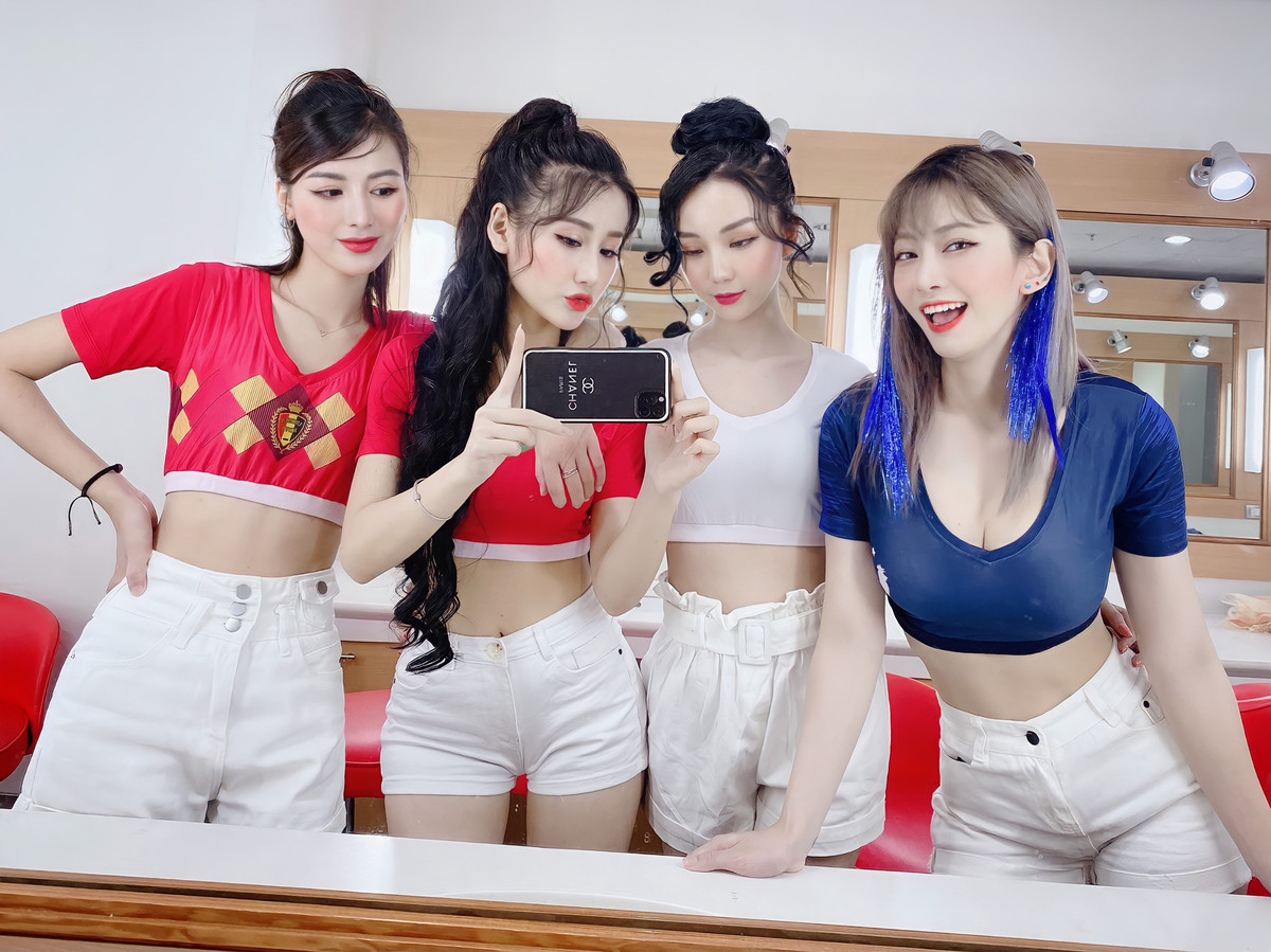 Trong khoảnh khắc cùng chung khung hình với nhiều hot girl Nóng cùng Euro khác, Anh Phương gần như không hề kém cạnh về nhan sắc.