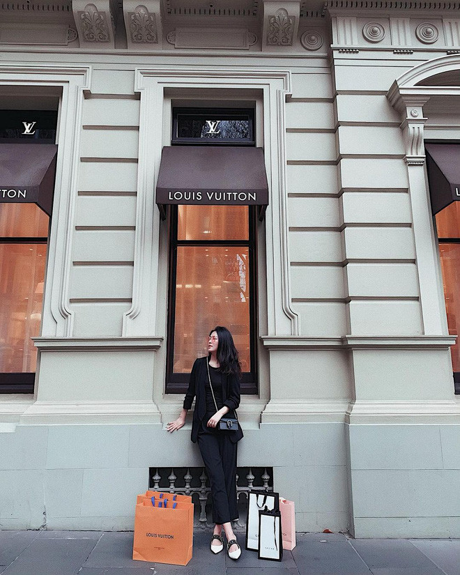 Được biết, cô vừa theo đuổi đam mê nghệ thuật của bản thân vừa học các lớp quản trị kinh doanh để có thể nối nghiệp bố mẹ trong tương lai.