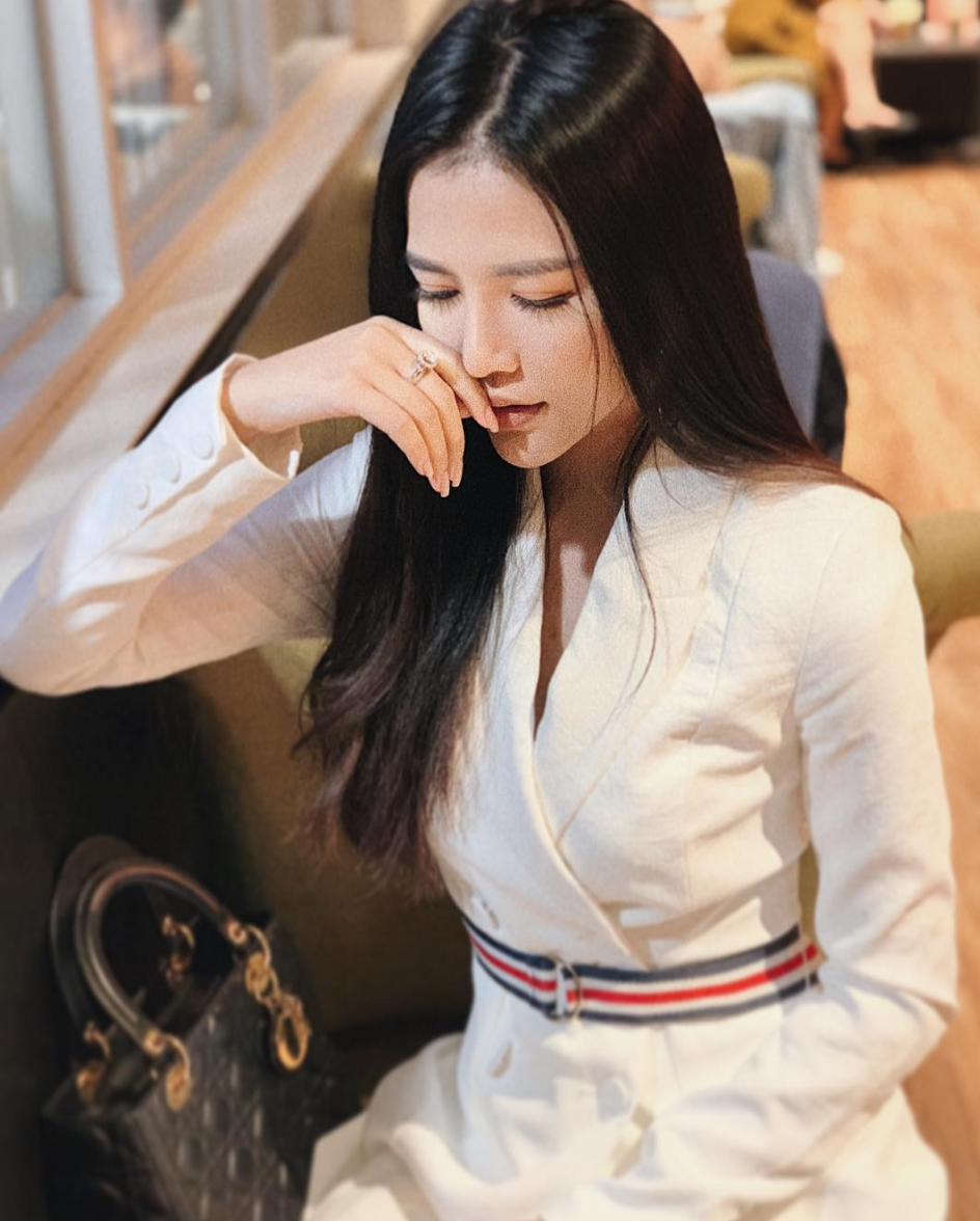 Thi thoảng, cô nàng chia sẻ hình ảnh đi du lịch sang chảnh hoặc ngồi ghế hạng thương gia trên những chuyến bay.