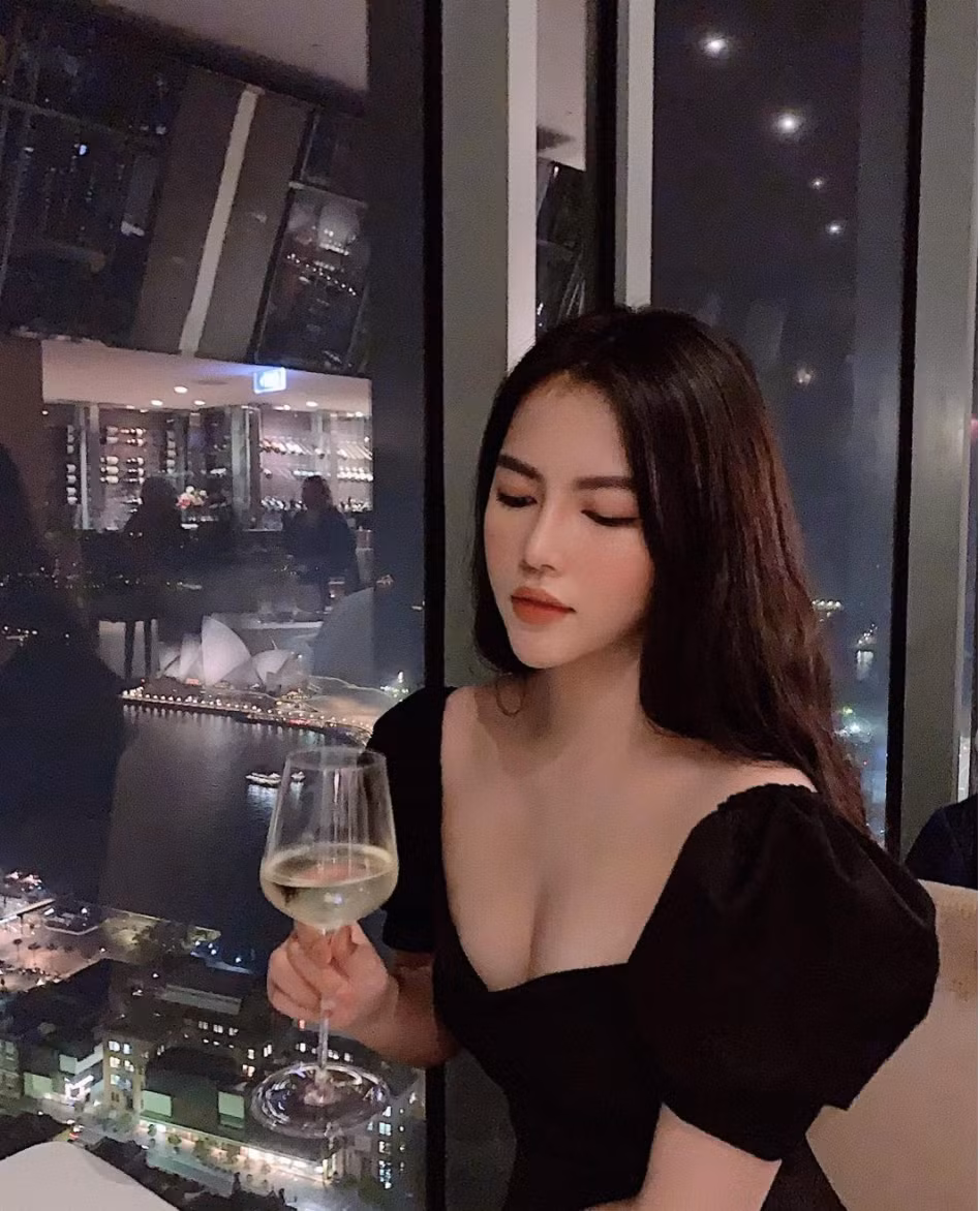 Trước đây, Kiều Yến thường xuất hiện với hình ảnh xinh đẹp trong trẻo như nàng thơ. Nhưng hiện tại, cô nàng sắc sảo và quyến rũ hơn nhiều.