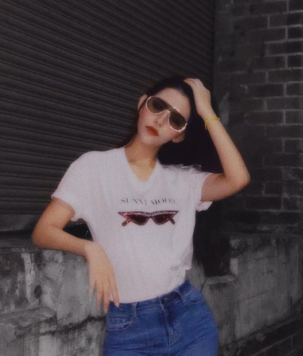 Ái nữ của gia đình giàu có không ngần ngại chia sẻ những món đồ hiệu mình sở hữu từ Gucci, Hermes, Chanel đến Louis Vuitton trên mạng xã hội.