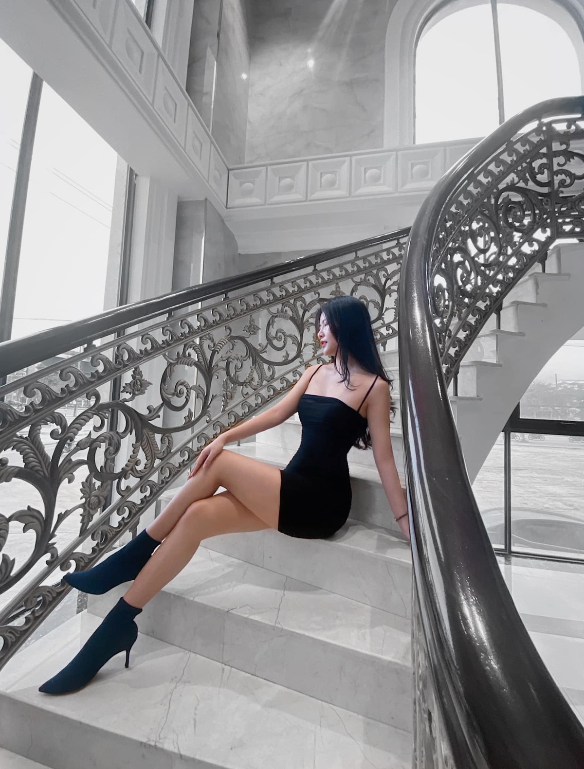 Ngoài những tài sản cá nhân có giá trị khủng, hot girl làng rich kid này còn ghi dấu bởi nhan sắc rực rỡ, vóc dáng cao ráo, cuốn hút của mình.