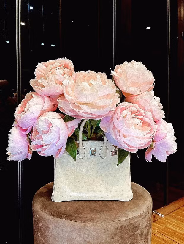 Độ giàu có của Tú Boo còn được thể hiện khi cô nàng dùng hẳn chiếc túi hàng hiệu Hermes Ostrich màu trắng có giá hàng trăm triệu để làm bình cắm hoa.