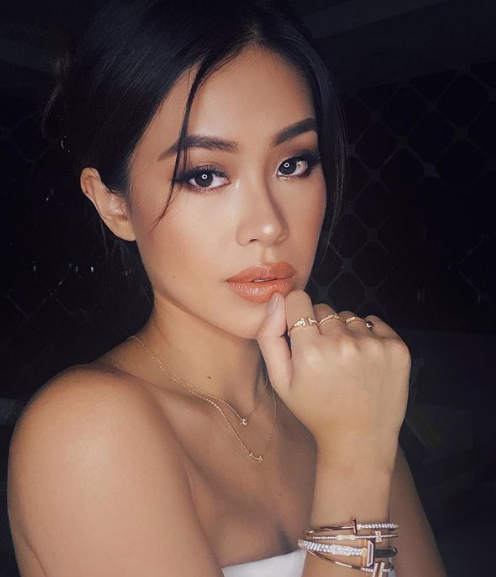 Đặc biệt, rich kid Tiên Nguyễn chỉ trang điểm nhẹ nhàng, không quá cầu kỳ nhưng vẫn toát lên thần thái sang chảnh của một ái nữ con nhà giàu có.