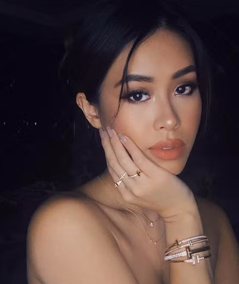 Mới đây, Tiên Nguyễn khiến netizen xuýt xoa bằng những bức hình cực xinh. Mặc dù chỉ là ngồi chống cằm và nhìn vào ống kính nhưng cô nàng vẫn dư sức thu hút mọi ánh nhìn.