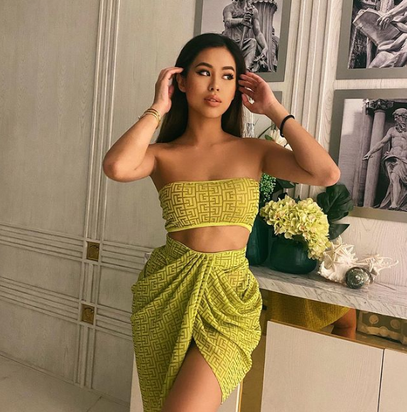 Nữ rich kid luôn gây ấn tượng mạnh với vẻ ngoài xinh đẹp, thần thái sang chảnh ngút ngàn.