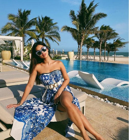 Trong mỗi lần xuất hiện, Tiên Nguyễn thường chăm chút đầu tư kĩ lưỡng từ quần áo đến phụ kiện.