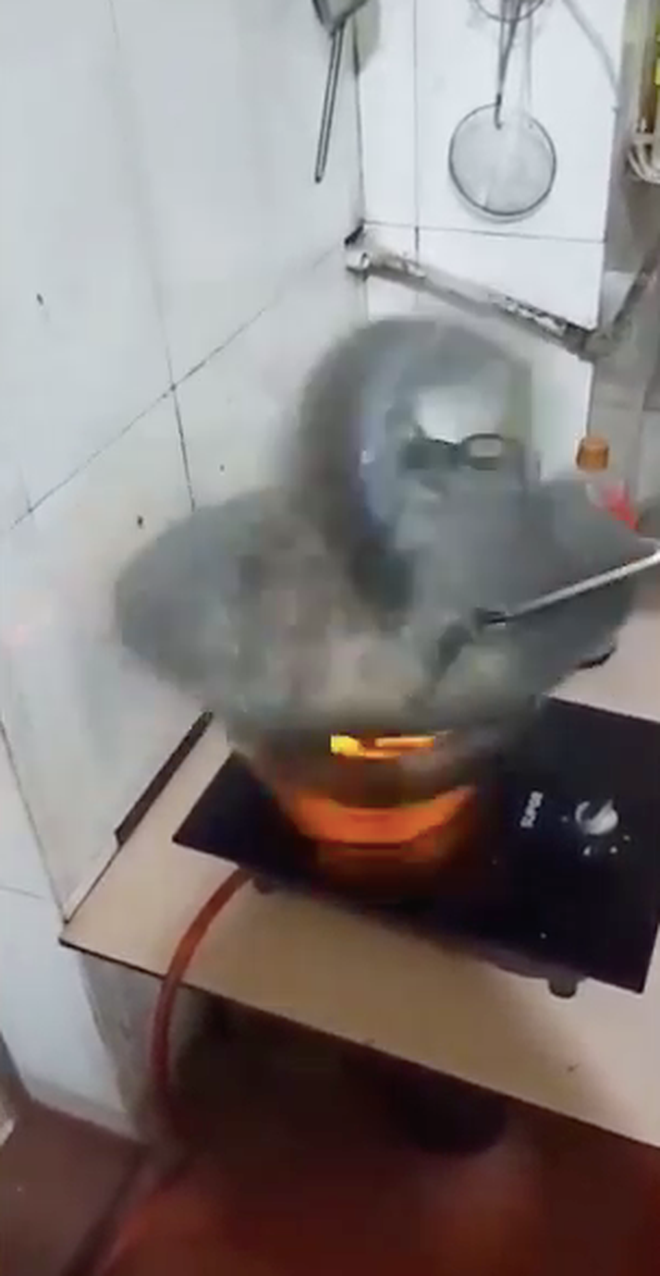 Tuy nhiên, đến khi người này lật con cá lại để chín đều thì nó bất ngờ quẫy mạnh, rơi cả chảo xuống đất, bắn dầu tứ phía.