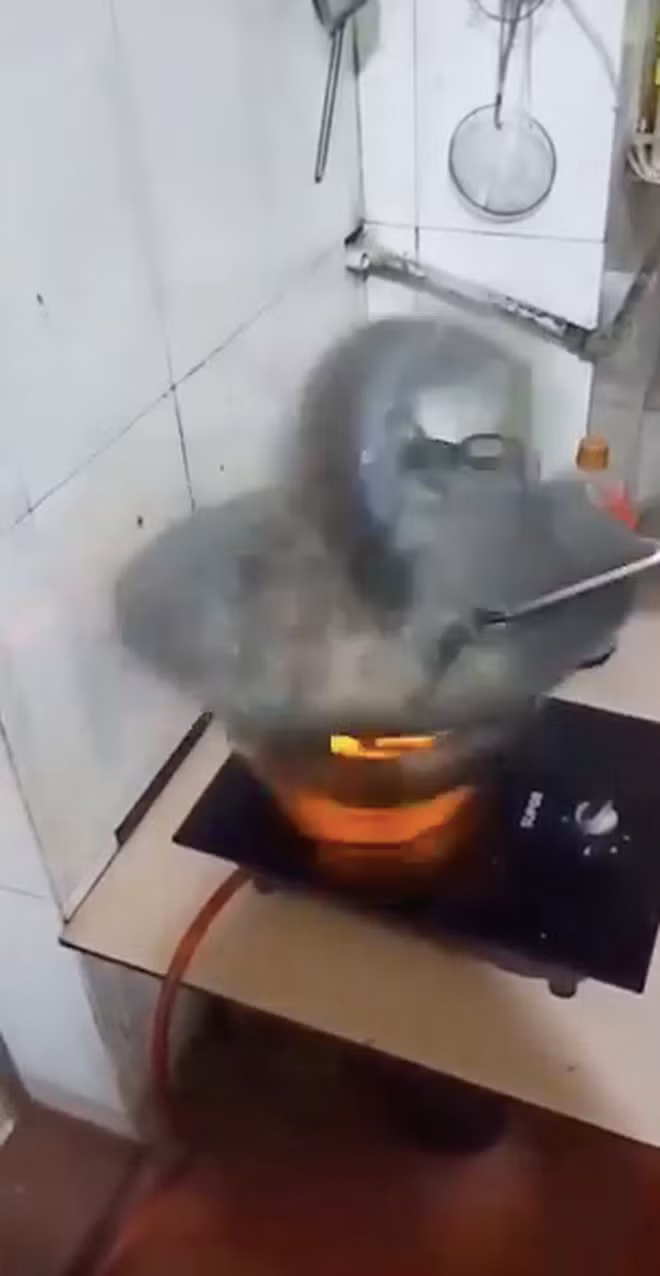 Tuy nhiên, đến khi người này lật con cá lại để chín đều thì nó bất ngờ quẫy mạnh, rơi cả chảo xuống đất, bắn dầu tứ phía.