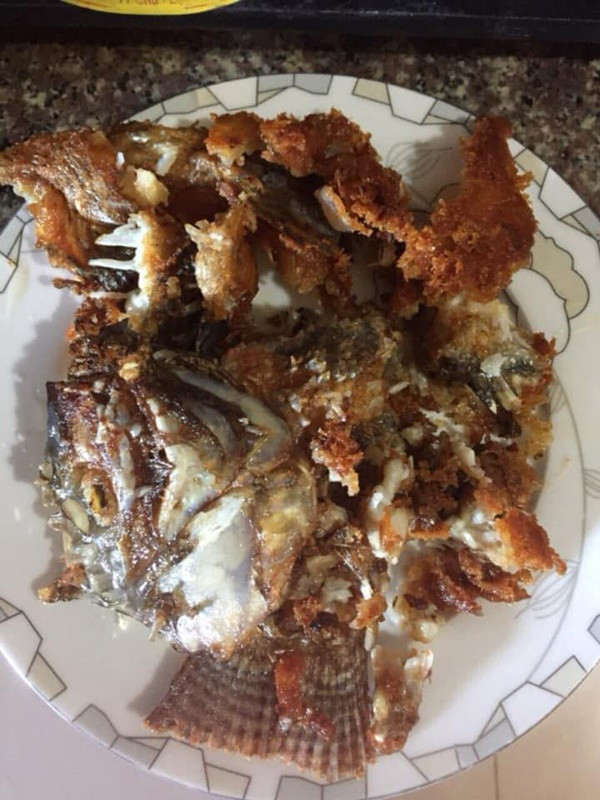 Một cô nàng đã mạnh bạo "khoe" thành quả của mình là một chảo cá rán được ví là "vừa cho vào xay sinh tố". Nhìn chảo cá nát nhừ, thịt đường thịt xương đường xương khiến ai nấy đều không khỏi thở dài.