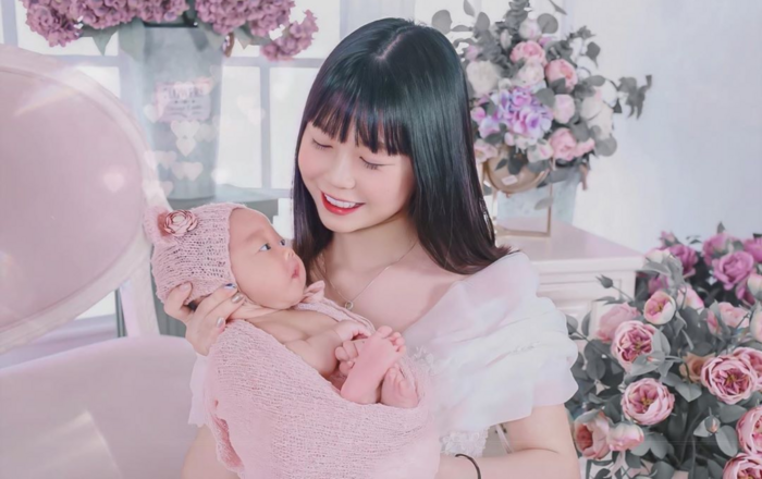 Hiện tại, mỗi thành viên trong nhóm hot teen đình đám ngày nào đều đã có con đường riêng. Chỉ duy nhất Chi Bé đã yên bề gia thế từ sớm, cô khiến nhiều người bất ngờ khi có con ở tuổi 18.