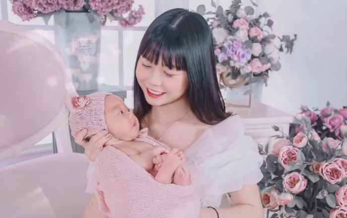 Hiện tại, mỗi thành viên trong nhóm hot teen đình đám ngày nào đều đã có con đường riêng. Chỉ duy nhất Chi Bé đã yên bề gia thế từ sớm, cô khiến nhiều người bất ngờ khi có con ở tuổi 18.