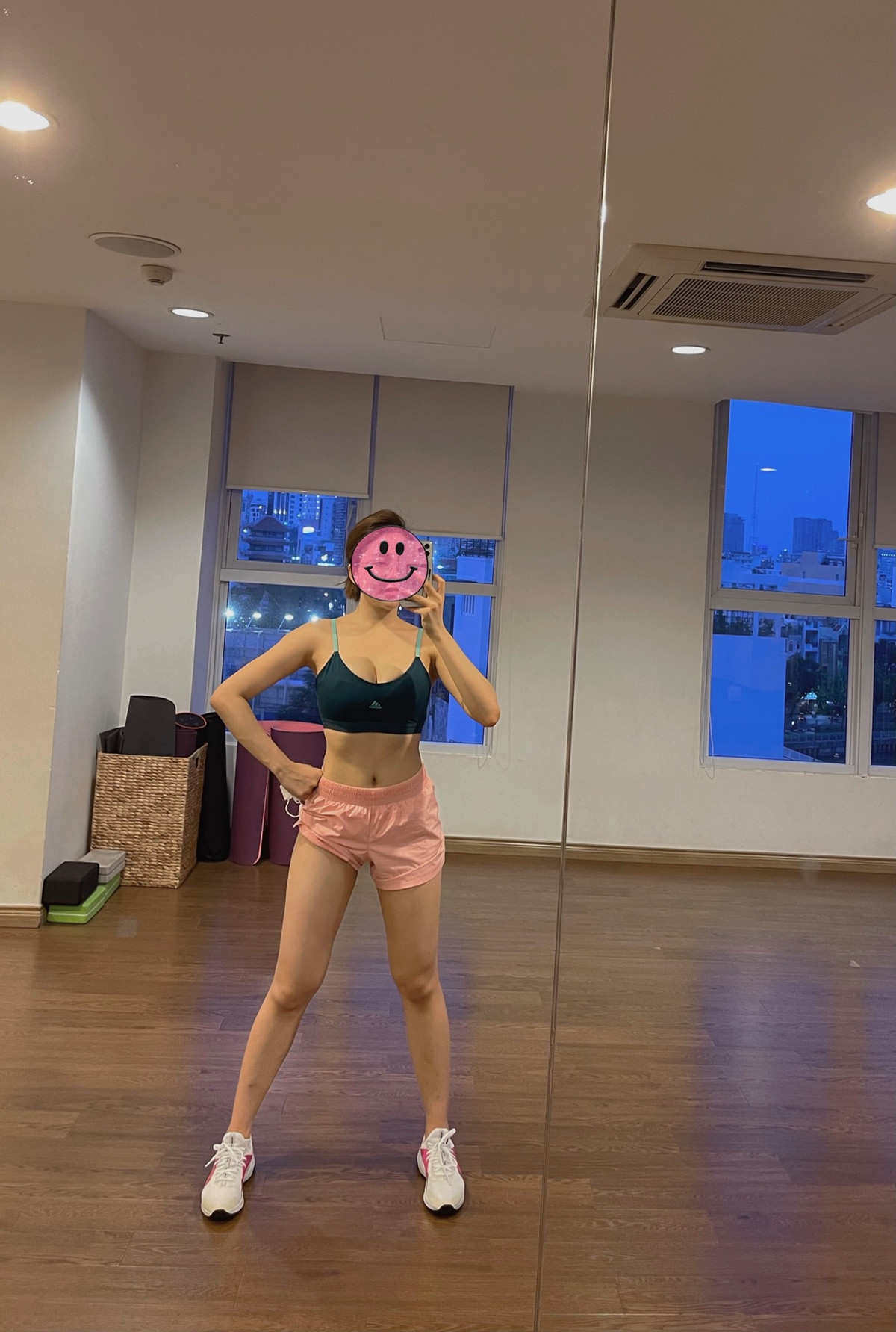 Từ tập gym cho đến chơi golf, nàng hot girl đã không bỏ qua bộ môn nào với cường độ tập luyện khá thường xuyên để có được thân hình này.