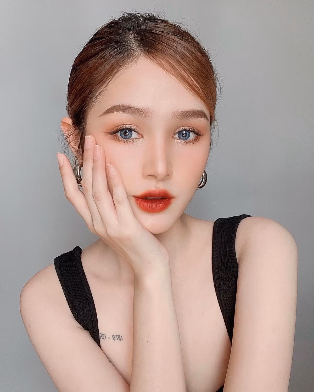  Hot girl Xoài Non được biết đến là một nhân vật nổi tiếng với vẻ ngoài xinh đẹp pha nét lai Tây cuốn hút. Khi sánh duyên với streamer giàu có Xemesis, tên tuổi của Xoài Non càng được biết đến nhiều hơn.