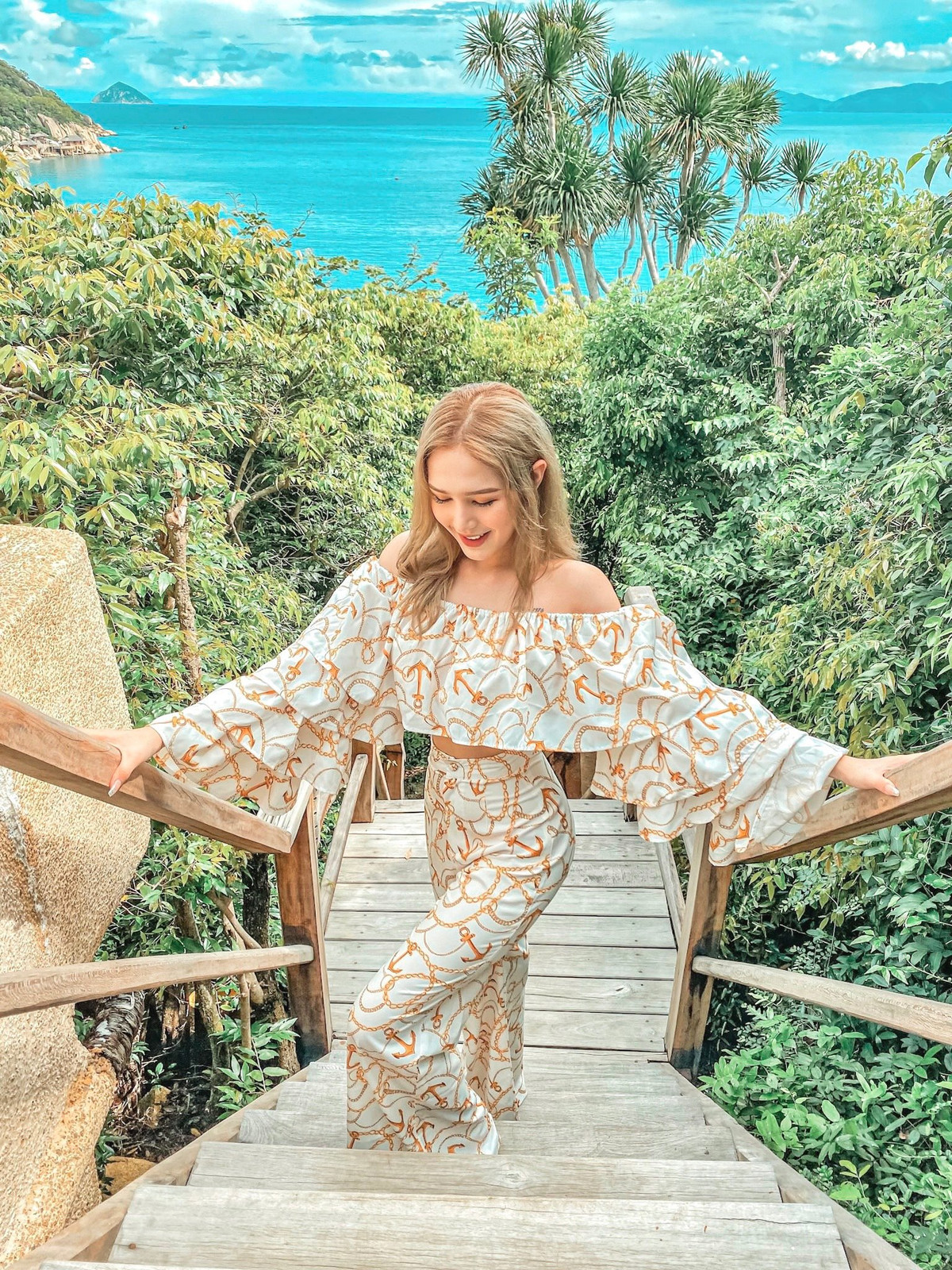 Nhiều mỹ từ của cư dân mạng dành tặng đến Xoài Non như ví có gương mặt "xinh như búp bê", "xinh cực đỉnh"...sau khi chứng kiến nhan sắc năm 14 tuổi của cô.