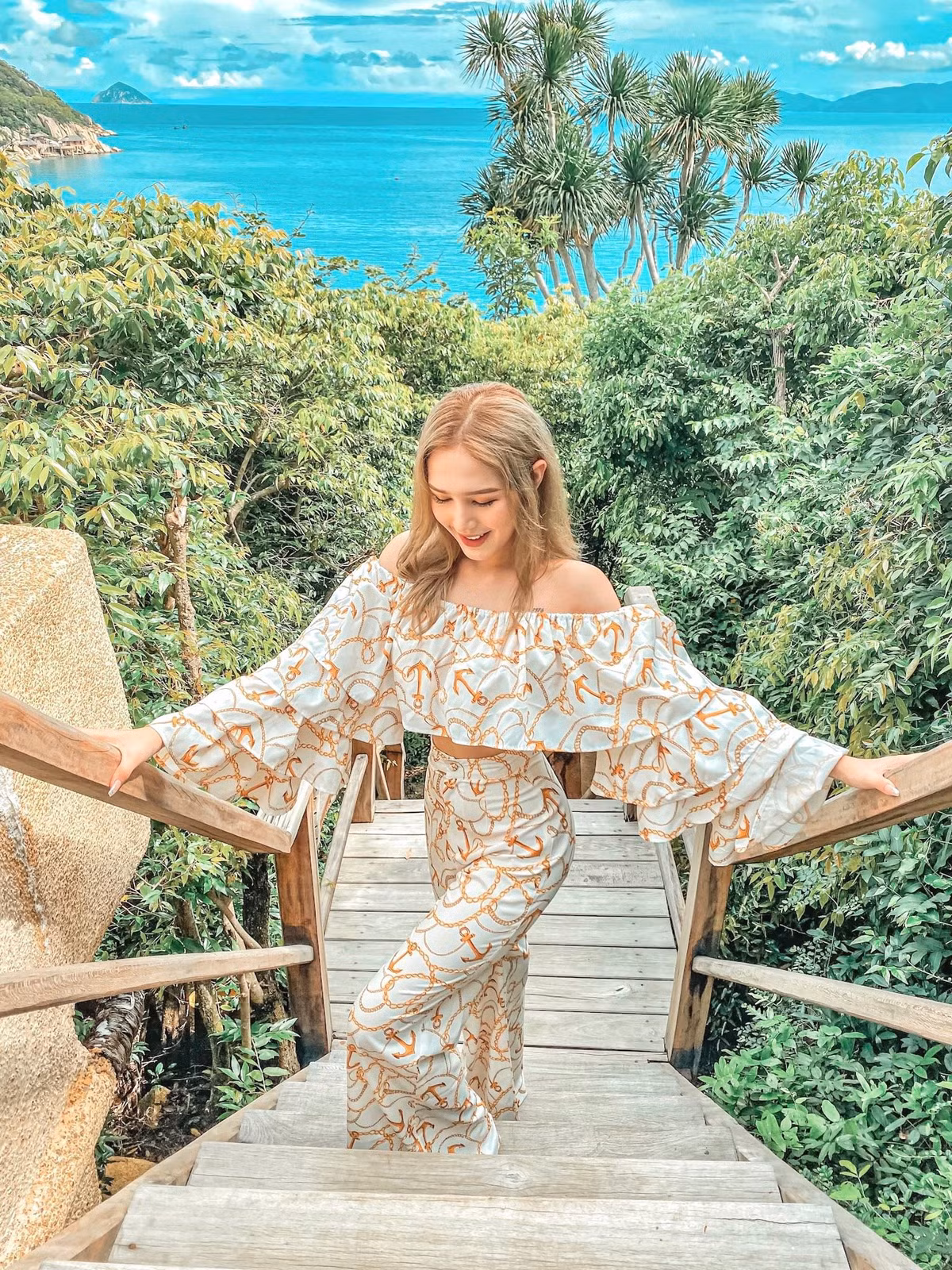 Nhiều mỹ từ của cư dân mạng dành tặng đến Xoài Non như ví có gương mặt "xinh như búp bê", "xinh cực đỉnh"...sau khi chứng kiến nhan sắc năm 14 tuổi của cô.