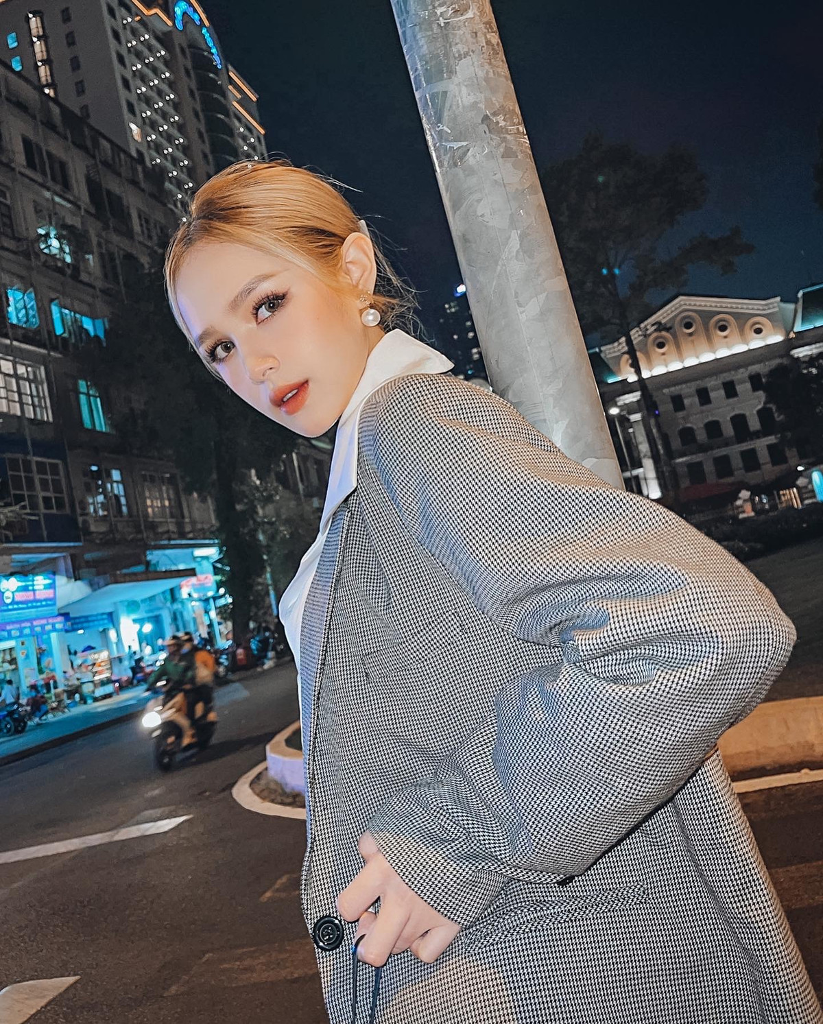 Cô nàng hiện đang sở hữu một tài khoản instagram với hơn 1,4 triệu người theo dõi và một tài khoản facebook cá nhân với hơn 600.000 ngàn người theo dõi. Một con số cực kỳ ấn tượng với một cô gái chỉ mới 19 tuổi.