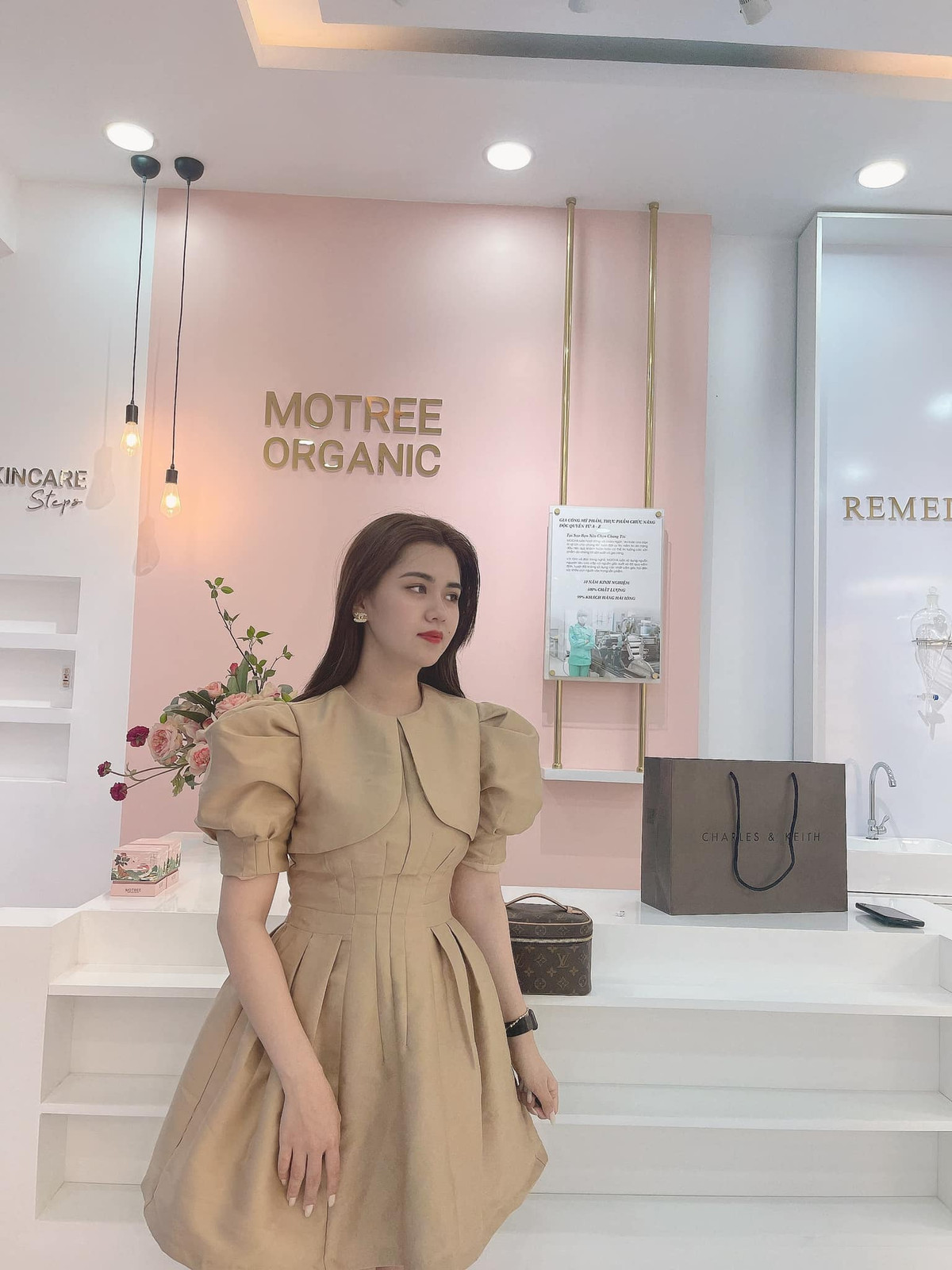 Mặc dù đã là mẹ 1 con và có gia đình riêng, nhưng hot girl thành Vinh ngày nào vẫn có được nhan sắc xinh đẹp, trẻ trung sau hơn 10 năm.